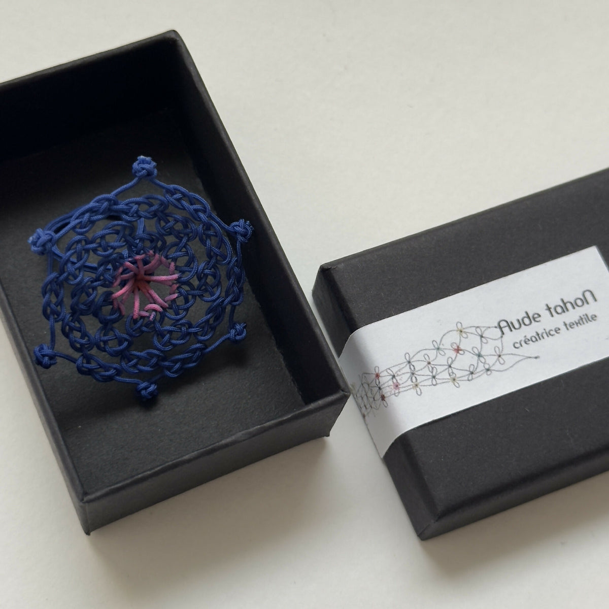 Bague macramé bleue en forme de trèfle avec motif central rose, anneau fin