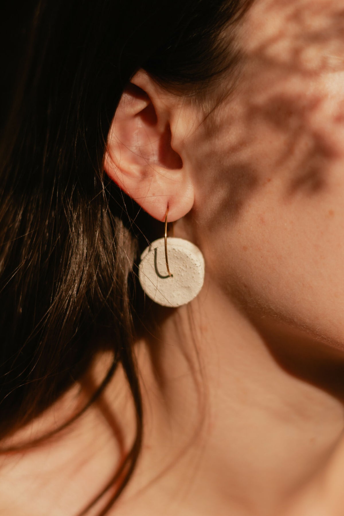 Boucles d’oreilles Anna disque blanc sur anneau doré, modèle pendant