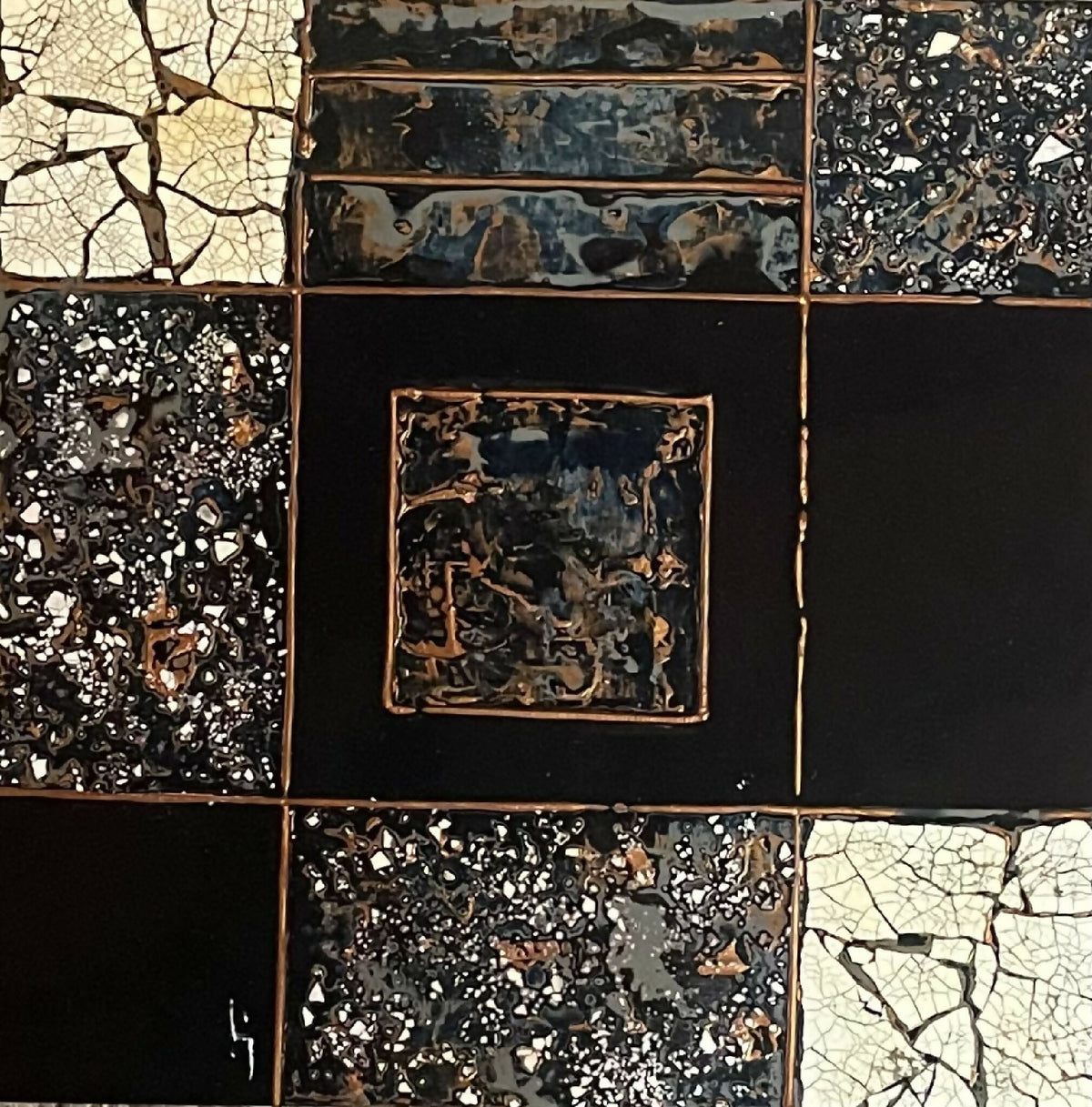 Tableau décoratif mosaïque à motif abstrait bleu et noir, encadrement fin cuivre