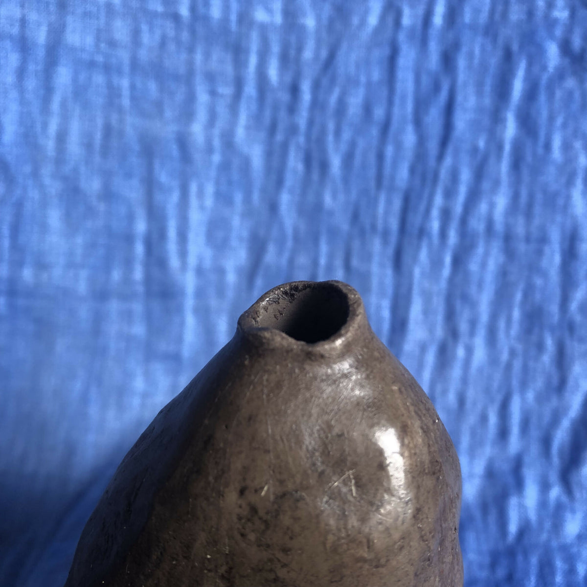 Vase à herbes sèches : ouverture arrondie sur le dessus, vase en céramique sombre