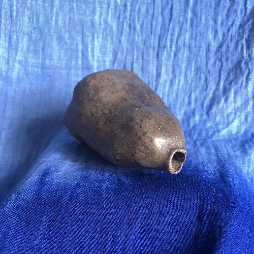 Vase à herbes sèches en céramique sombre, détail de l’ouverture latérale
