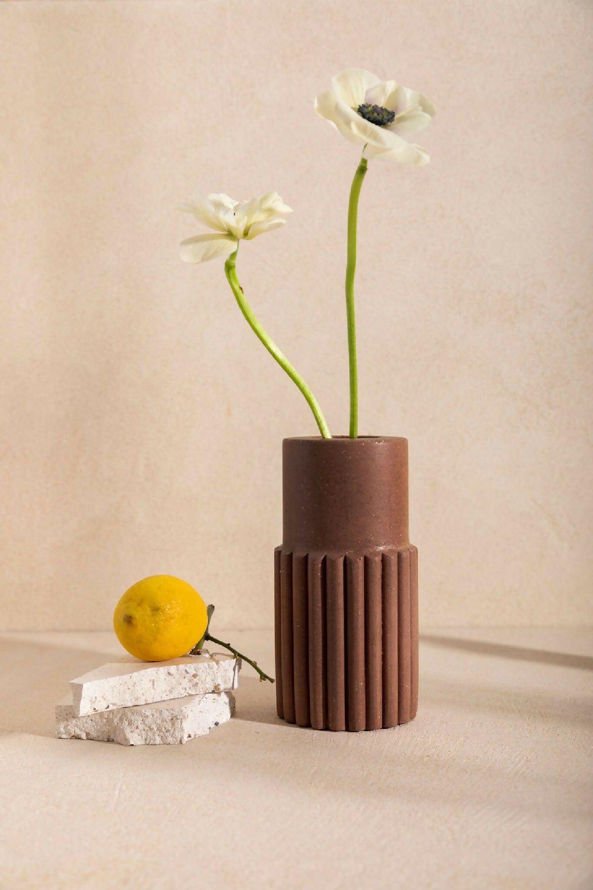 Vase DÉDÉ moca brun strié avec fleurs blanc cassé.