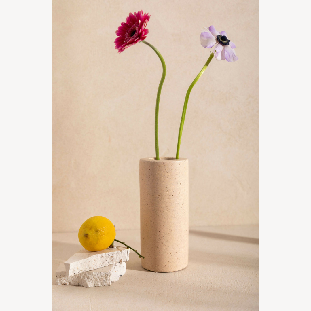 Vase ANDRÉ cylindrique beige clair avec fleurs rose et violette