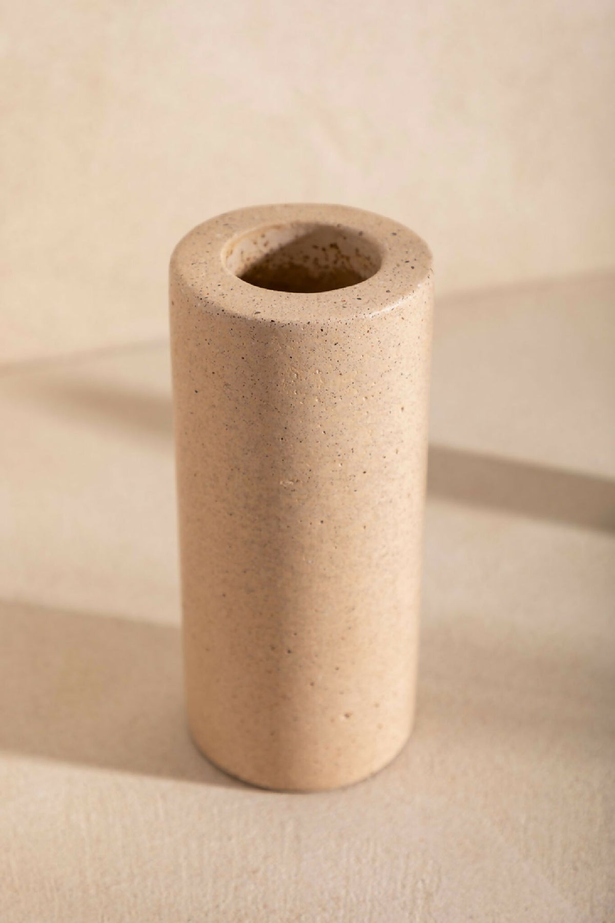 Vase ANDRÉ cylindrique beige clair, ouverture en haut, vue rapprochée