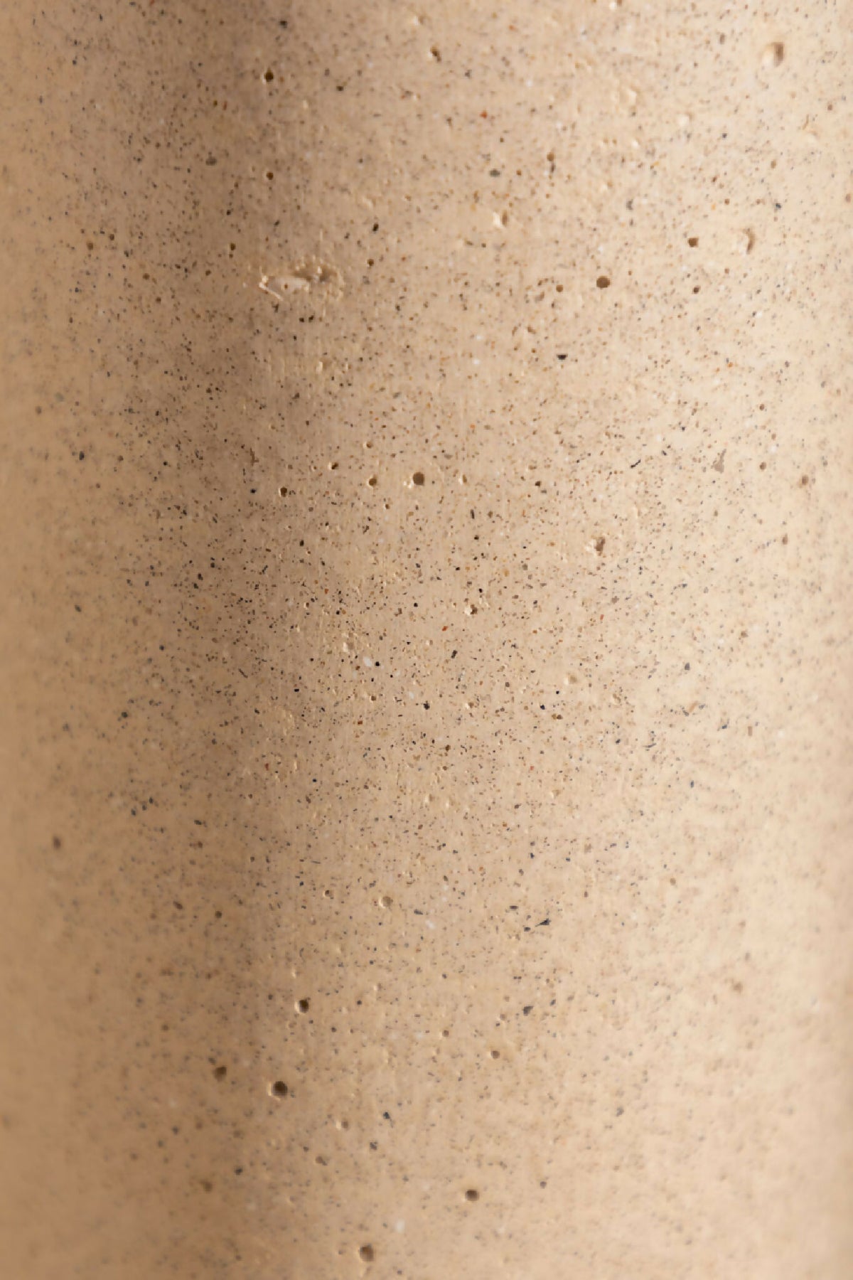 Surface du vase ANDRÉ beige clair, texture granuleuse et aspérités