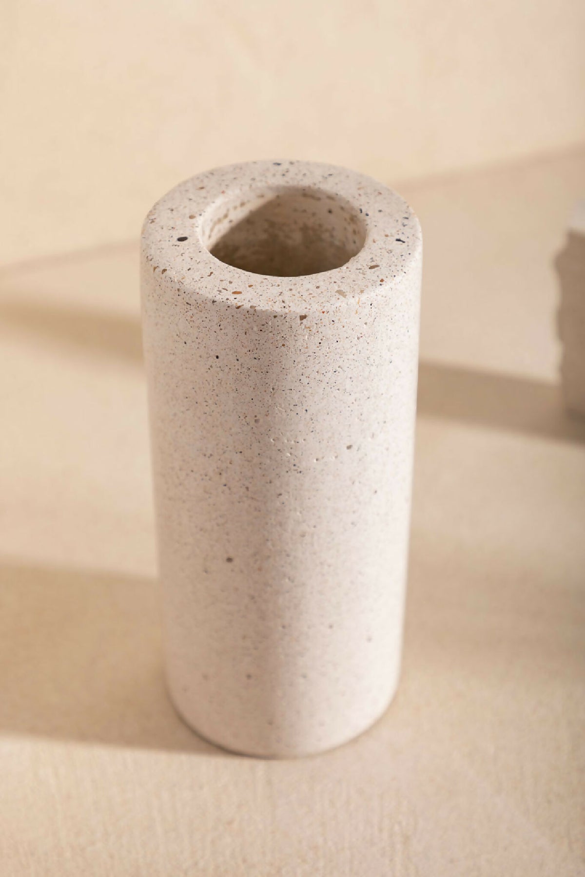 Vase ANDRÉ cylindrique beige clair à ouverture ronde, vue rapprochée
