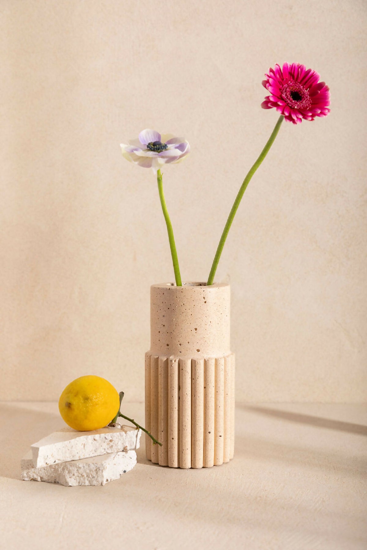 Vase DÉDÉ beige clair strié avec fleurs rose et pâle.