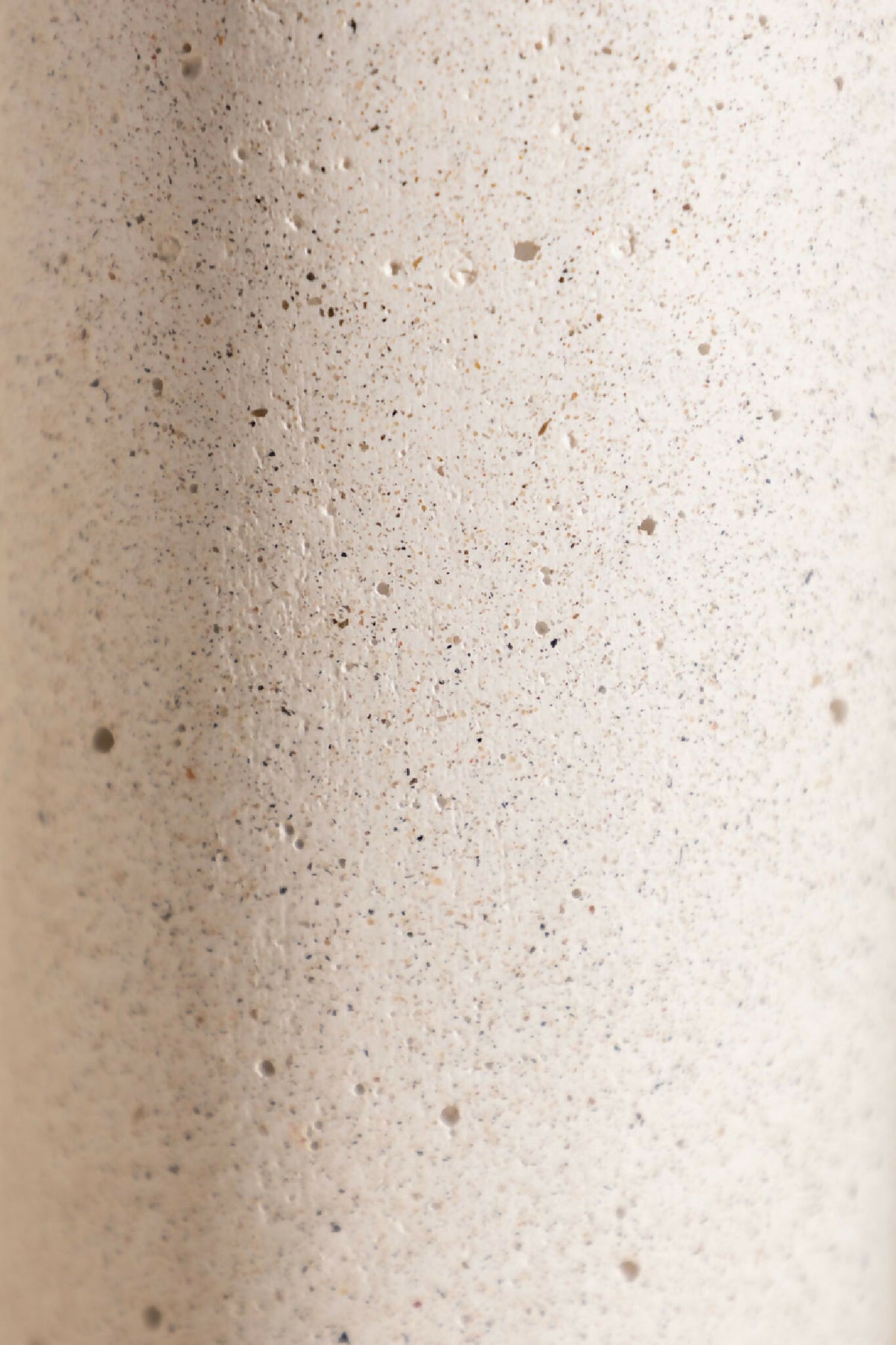 Surface du vase ANDRÉ beige clair, texture granuleuse et petits points