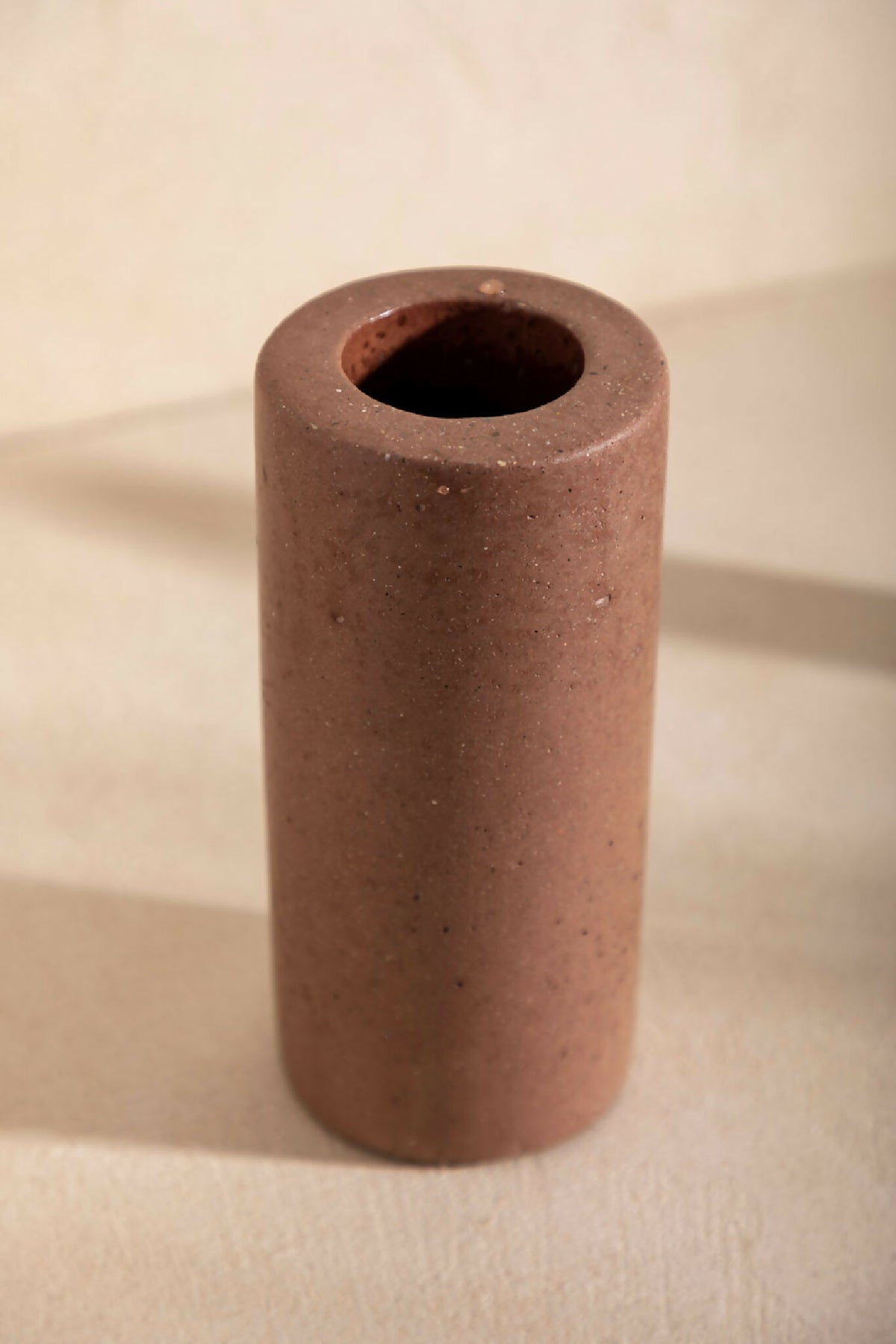 Vase ANDRÉ cylindrique brun à ouverture ronde, vue de face