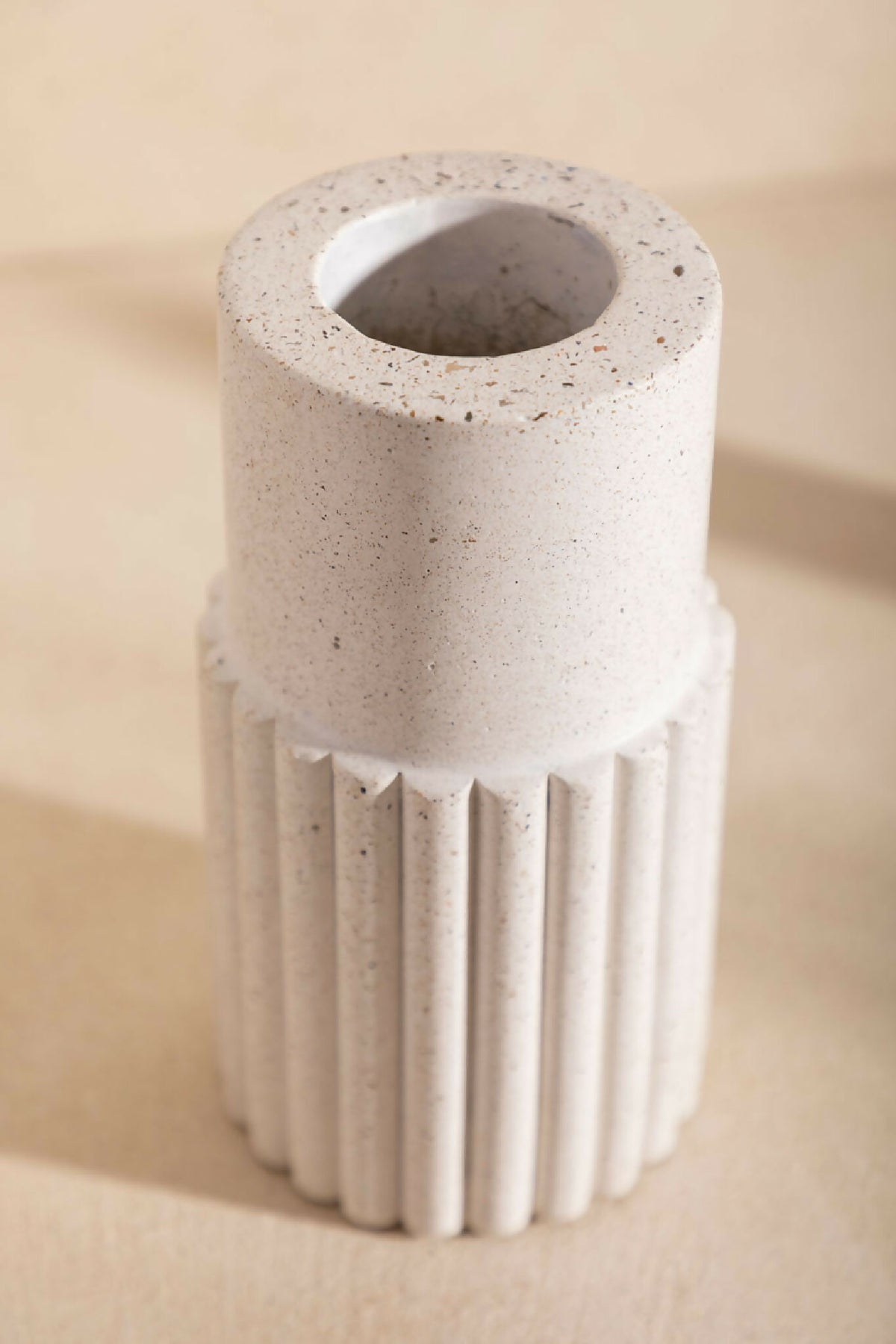 Vase DÉDÉ beige clair strié, ouverture ronde, vue rapprochée.