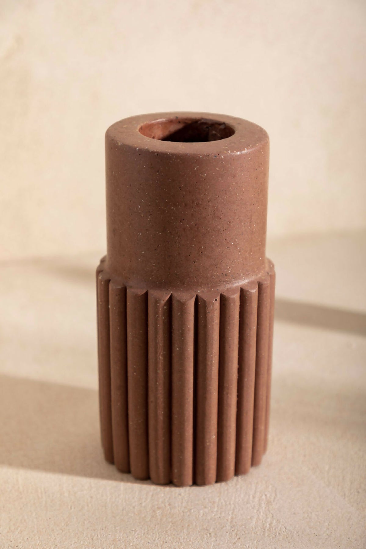 Vase DÉDÉ moca brun strié, ouverture circulaire visible.