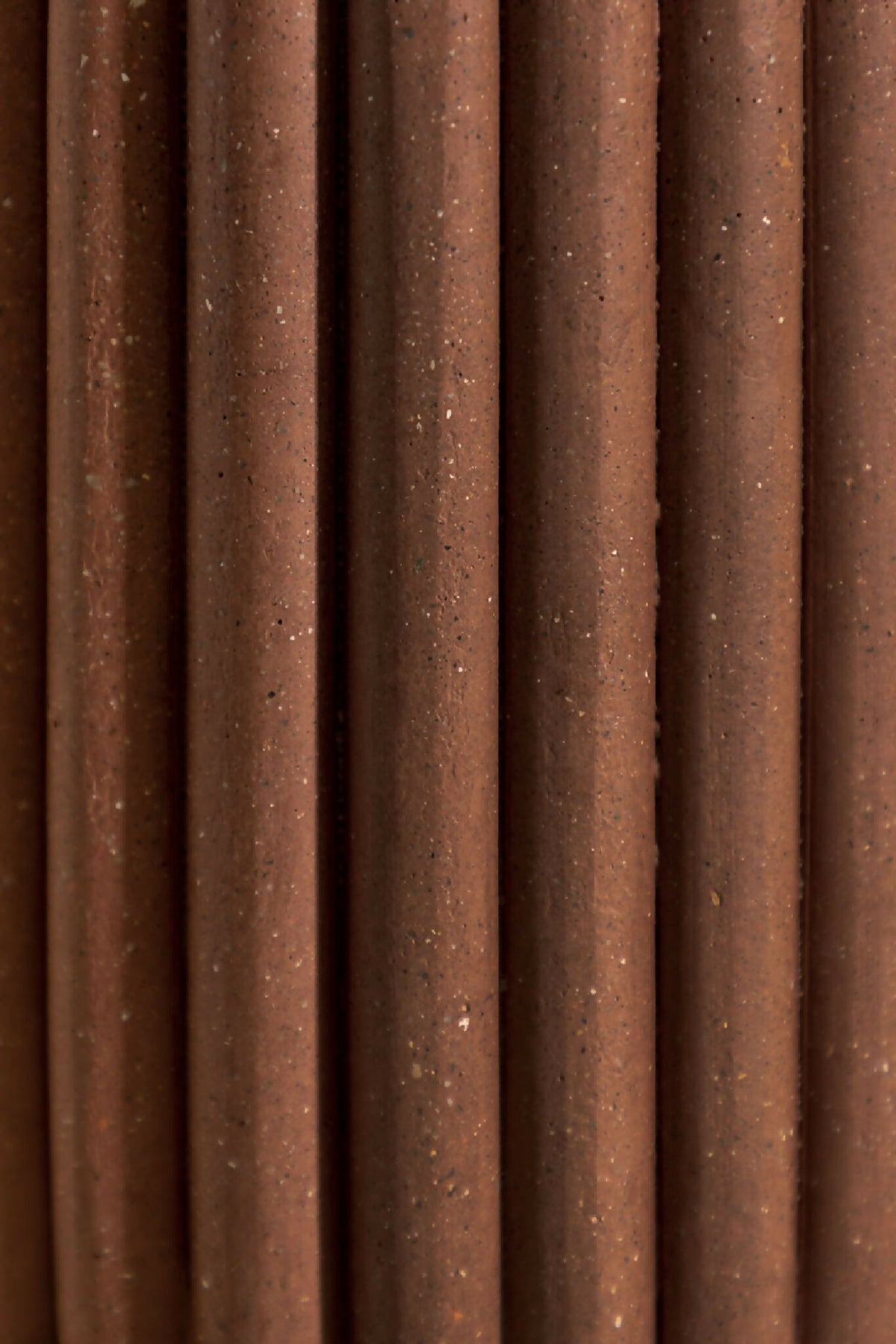 Gros plan du vase DÉDÉ moca brun, cannelures verticales et texture.