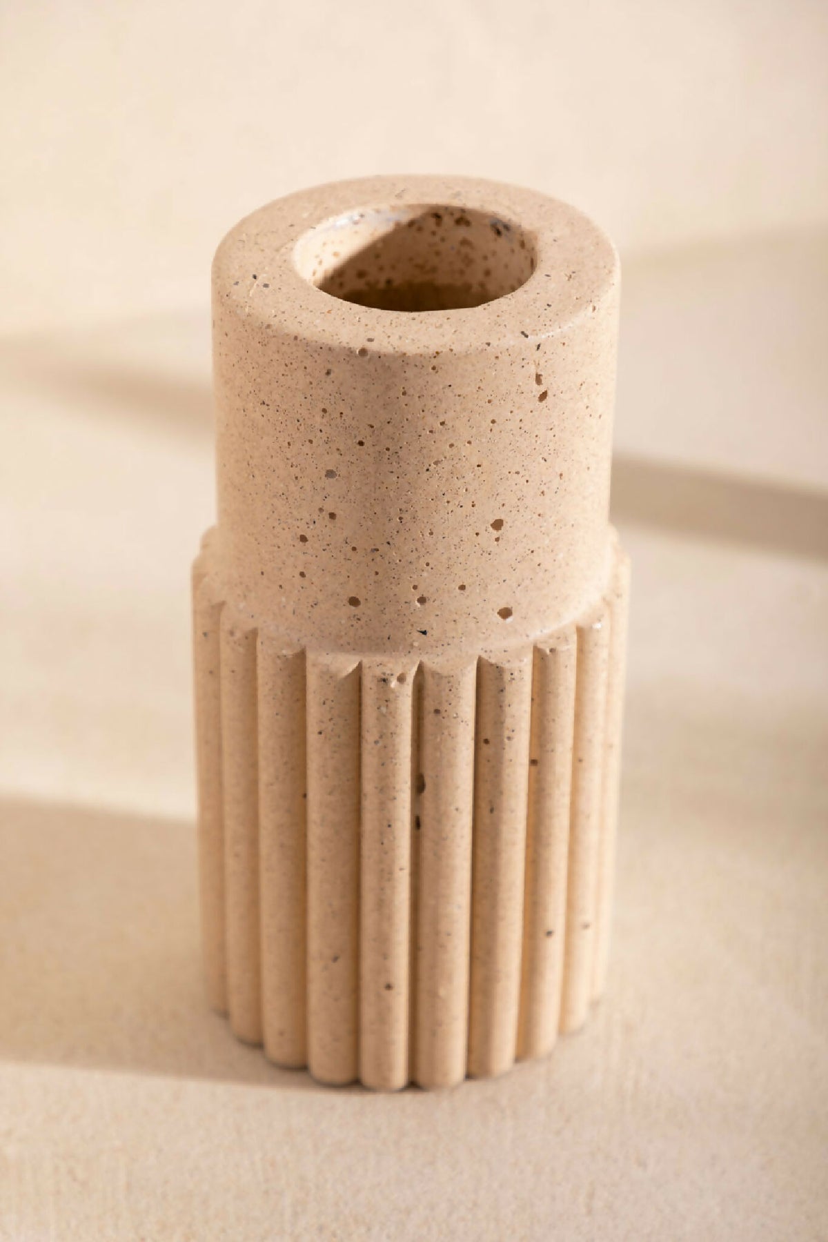 Vase DÉDÉ sable clair strié, bord évasé et ouverture ronde.