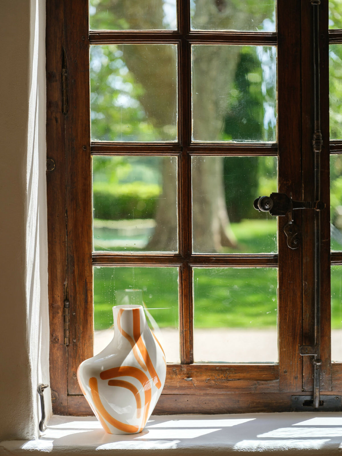 Vase buste organique blanc, décor orangé composé de lignes incurvées