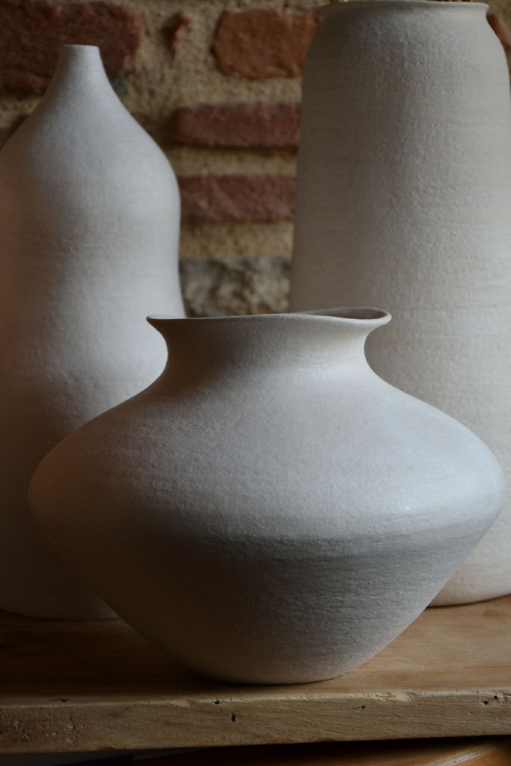 Vase en céramique blanc cassé, vue de trois-quarts, col évasé
