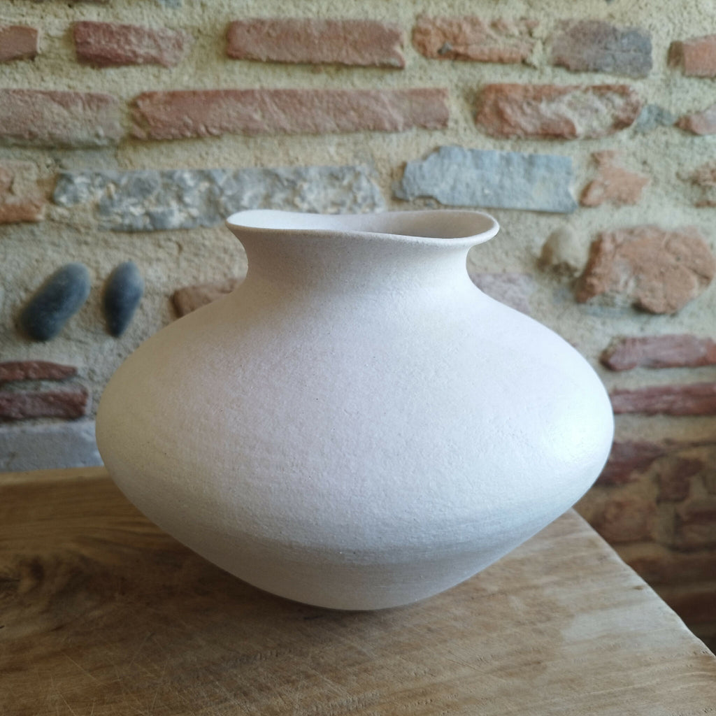Vase en céramique blanc cassé, silhouette arrondie et col légèrement resserré