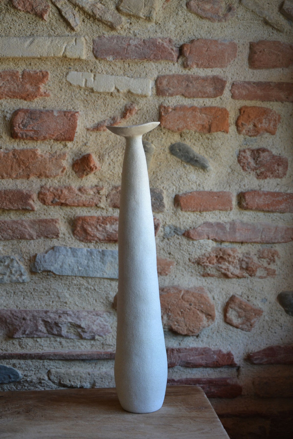 Vase en céramique Élan blanc, silhouette élancée et col évasé.