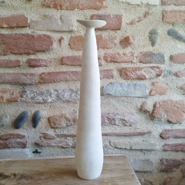 Vase en céramique Élan blanc, grand modèle droit avec ouverture évasée.