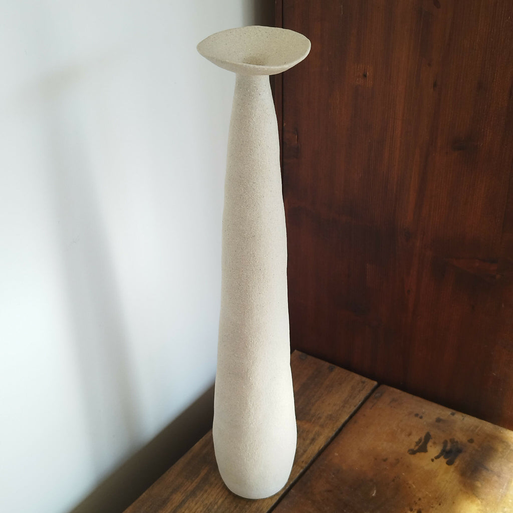 Vase en céramique Élan beige clair, profil élancé et col large.