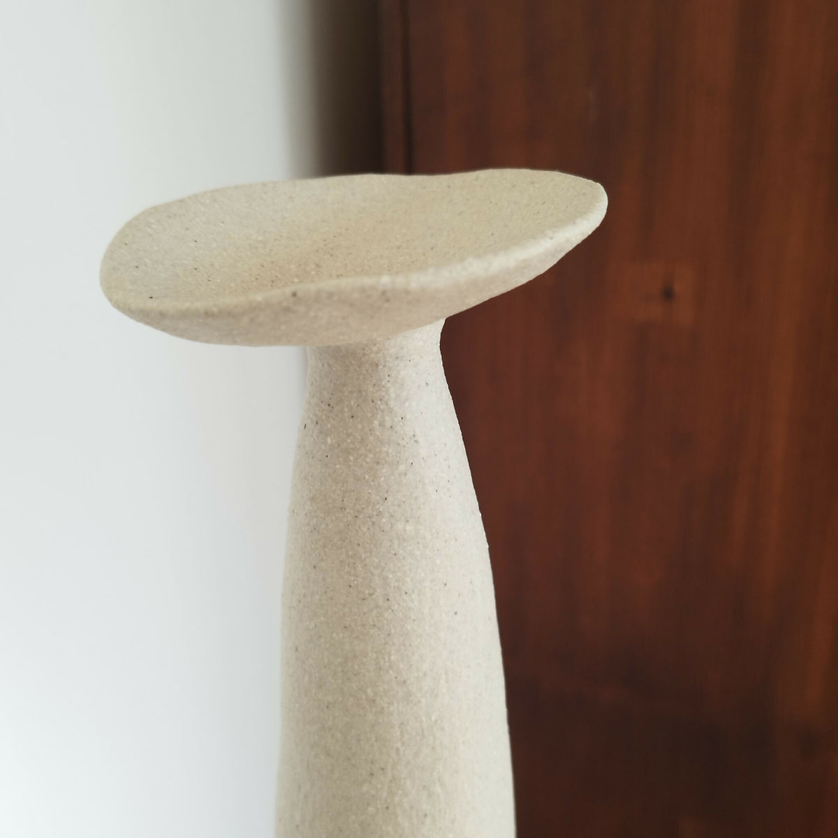 Vase en céramique Élan, gros plan sur le col évasé et la texture granuleuse.