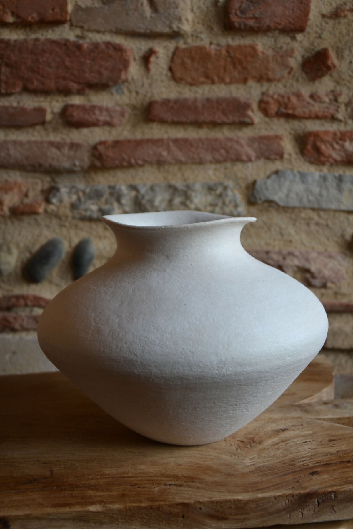 Vase en céramique blanc cassé, forme organique arrondie, col évasé