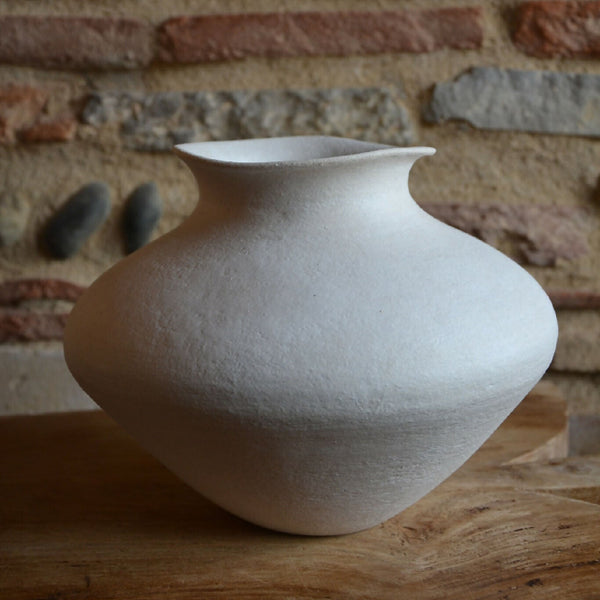 Vase en céramique blanc cassé, forme bulbeuse et col évasé