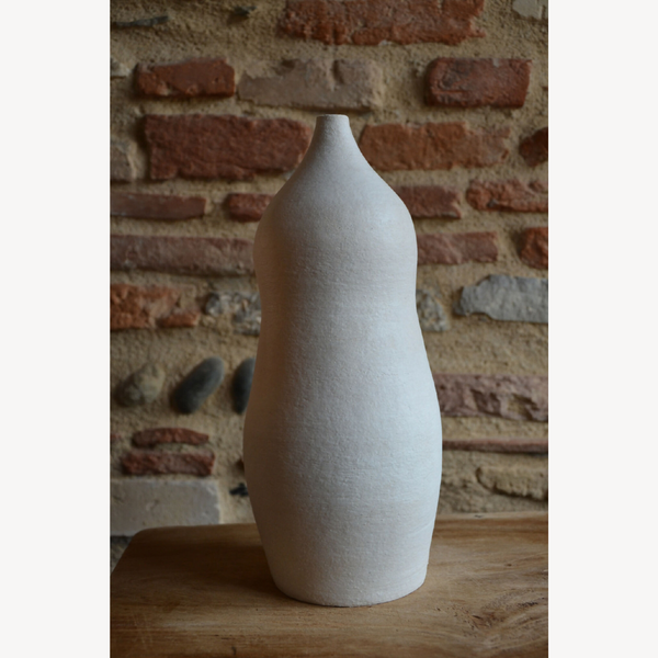Vase en céramique blanc cassé, vue de trois quarts, silhouette élancée