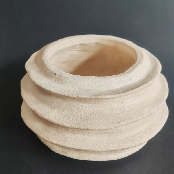 Vase sculptural en blanc cassé, anneaux ondulés en spirale, ouverture large