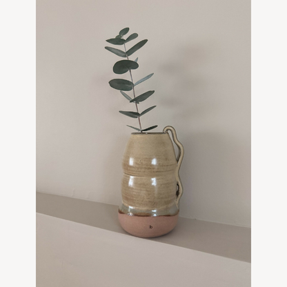 Vase en céramique avec une fleur