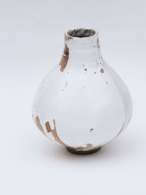Vase en céramique blanc, forme bulbeuse, col étroit, éclats bruns