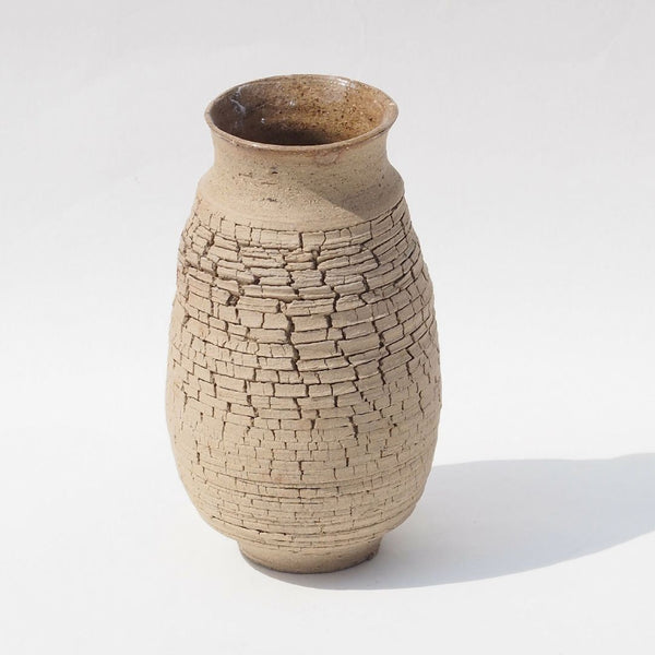 Vase beige à motif « écorce » et finition texturée, ouverture évasée
