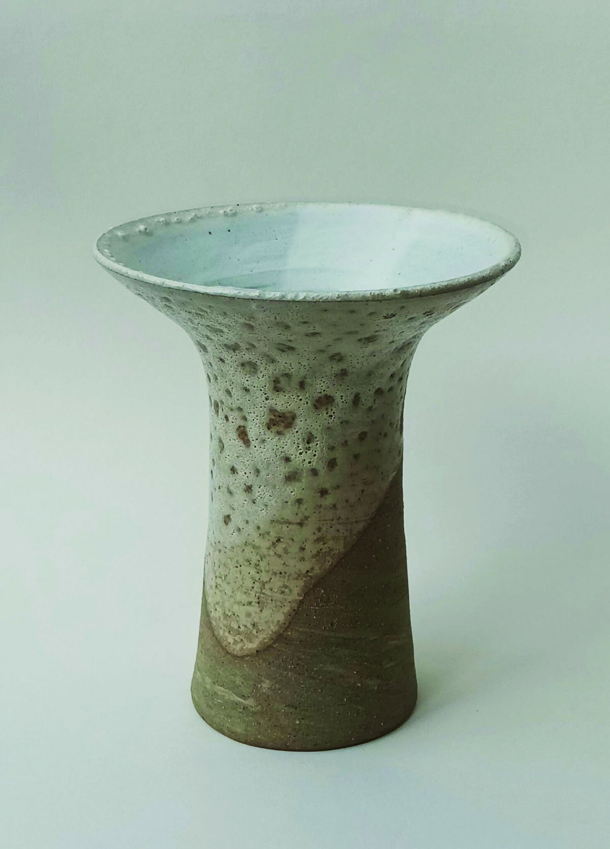 Vase tulipe en céramique vert olive, finition tachetée, col évasé.