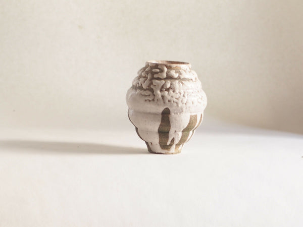 Petit vase en émail clair, finition texturée avec coulures gris foncé
