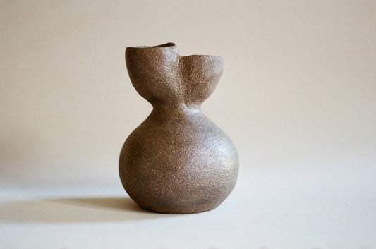 Vase en forme de poire à surface texturée brun foncé, ouverture évasée