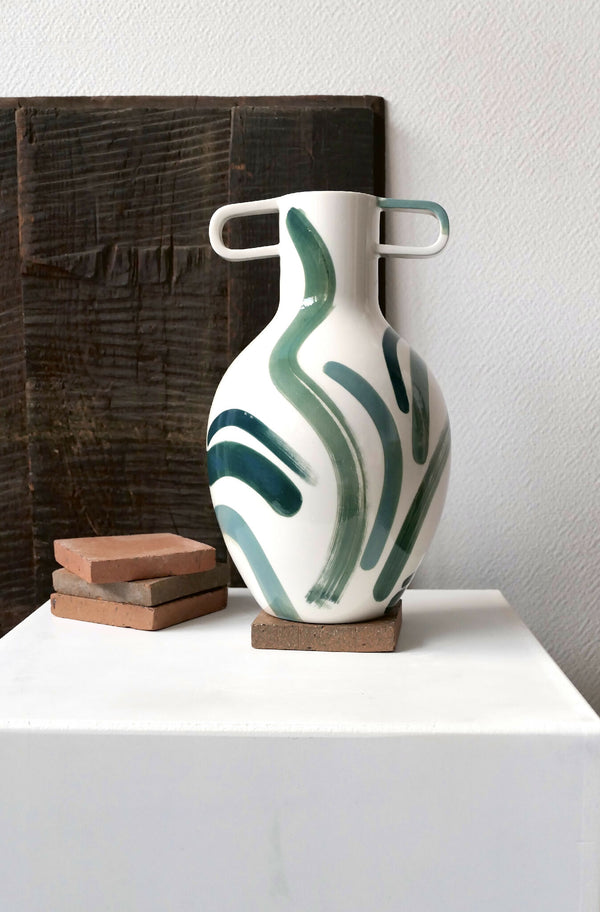 Grand vase buste en céramique blanche, anses, décor vert/turquoise abstrait.