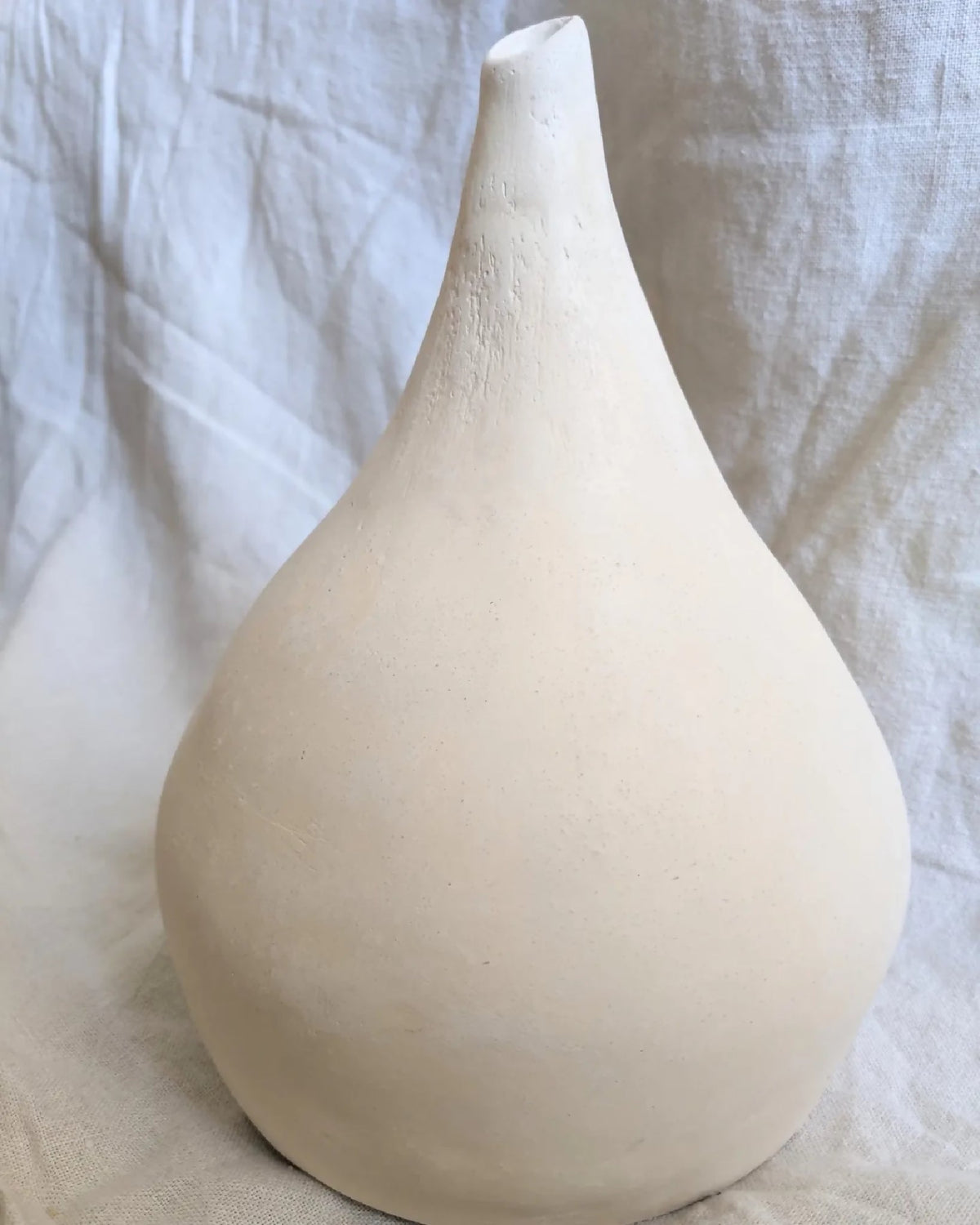 Très grand vase en forme de goutte, céramique blanche, silhouette arrondie