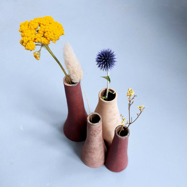 Quatre petits vases décoratifs bordeaux et beige, avec fleurs séchées