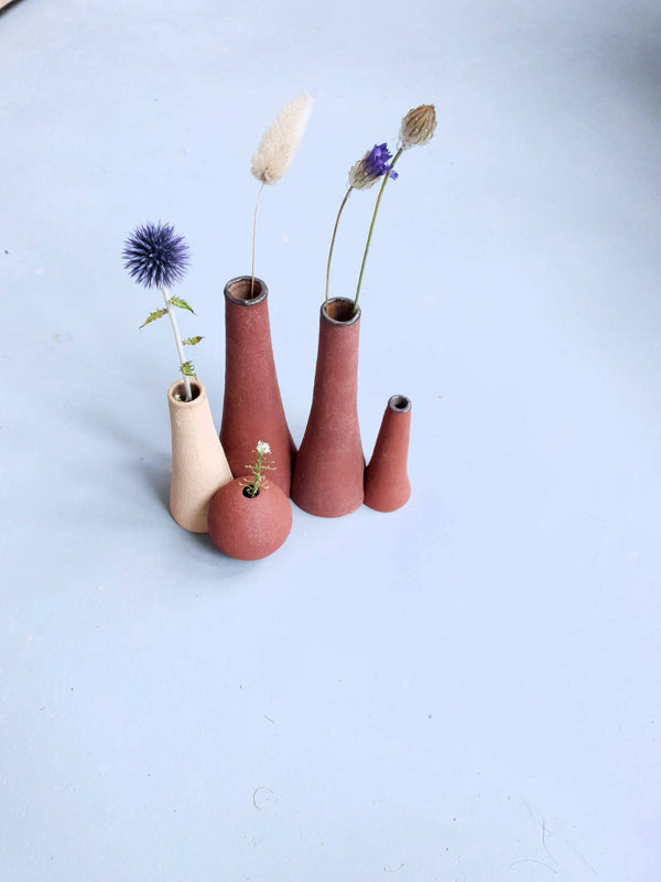 Ensemble de cinq petits vases en céramique terracotta et blanc, avec fleurs séchées
