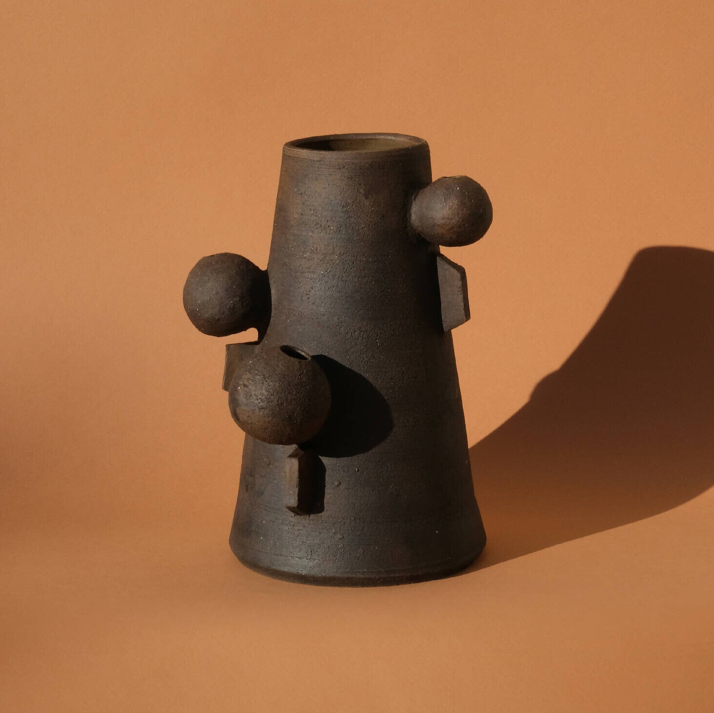 Vase gravé en céramique fait-main en Espagne Vase gravé en céramique fait-main en Espagne