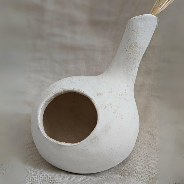 Vase sculpture bulbe en céramique blanche, ouverture ronde
