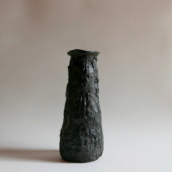 Vase MAGMA en céramique sombre, forme tulipe haute, surface texturée