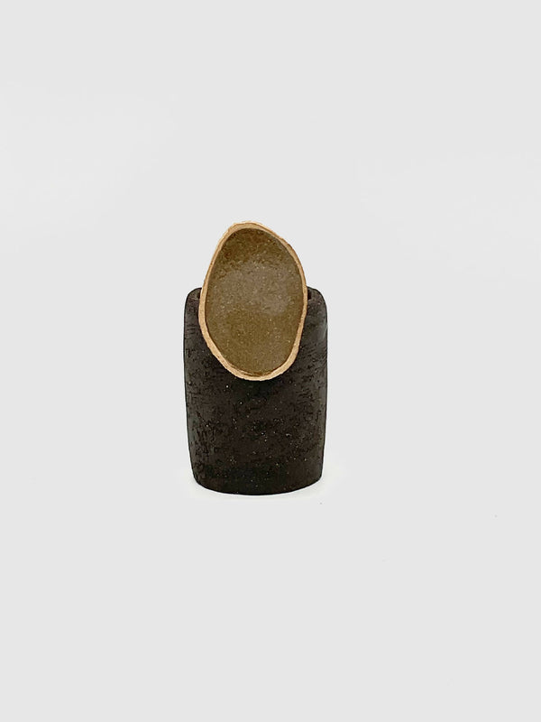 Petit modèle AJOUR en métal noir, base arrondie et surface ovale claire