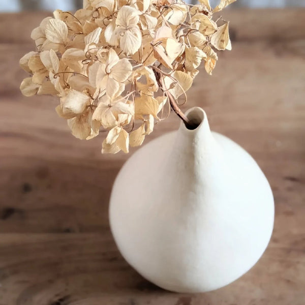 Vase goutte d’eau blanc avec bouquet de fleurs séchées, col étroit