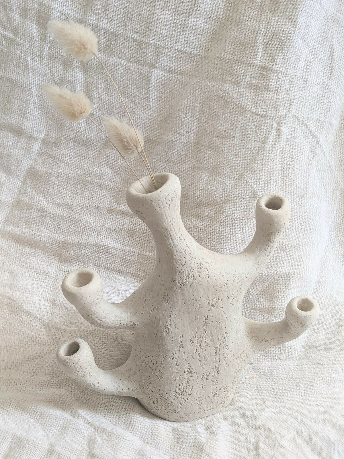 Vase corail beige en céramique, bras arrondis avec ouvertures pour bouquets ou tiges