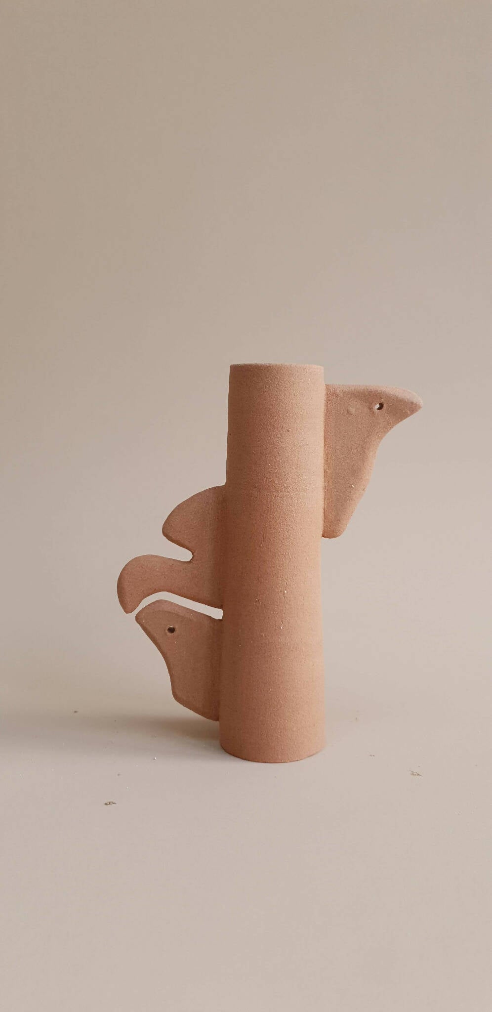 Soliflore en céramique beige sculpté, silhouette d’oiseau, vue de côté