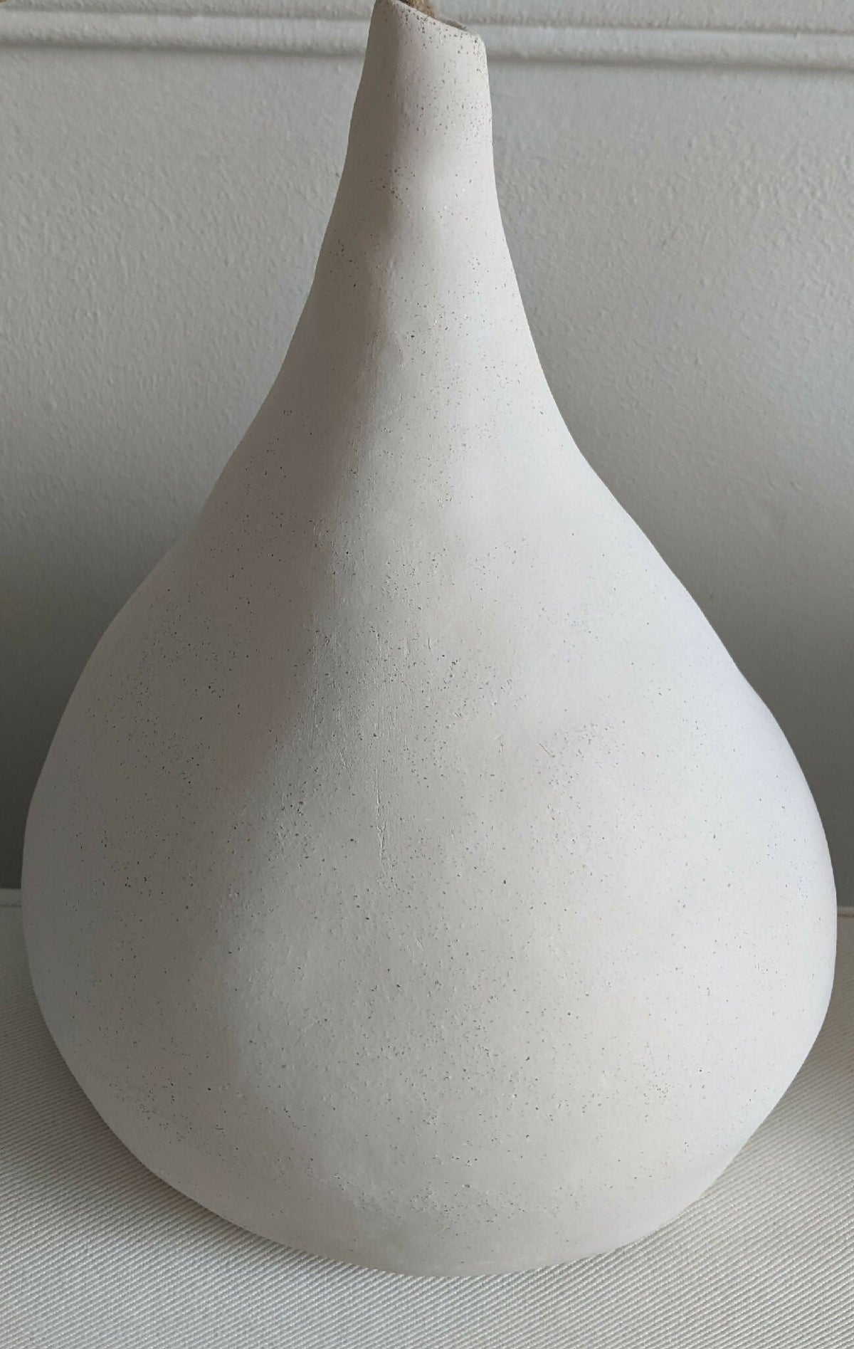 Grand vase en forme de goutte, céramique blanche au col étroit