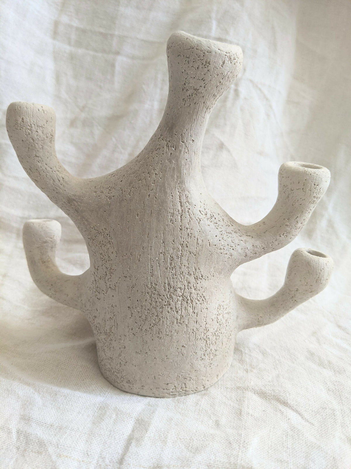 Vase sculpture corail en céramique beige, forme sinueuse avec plusieurs ouvertures