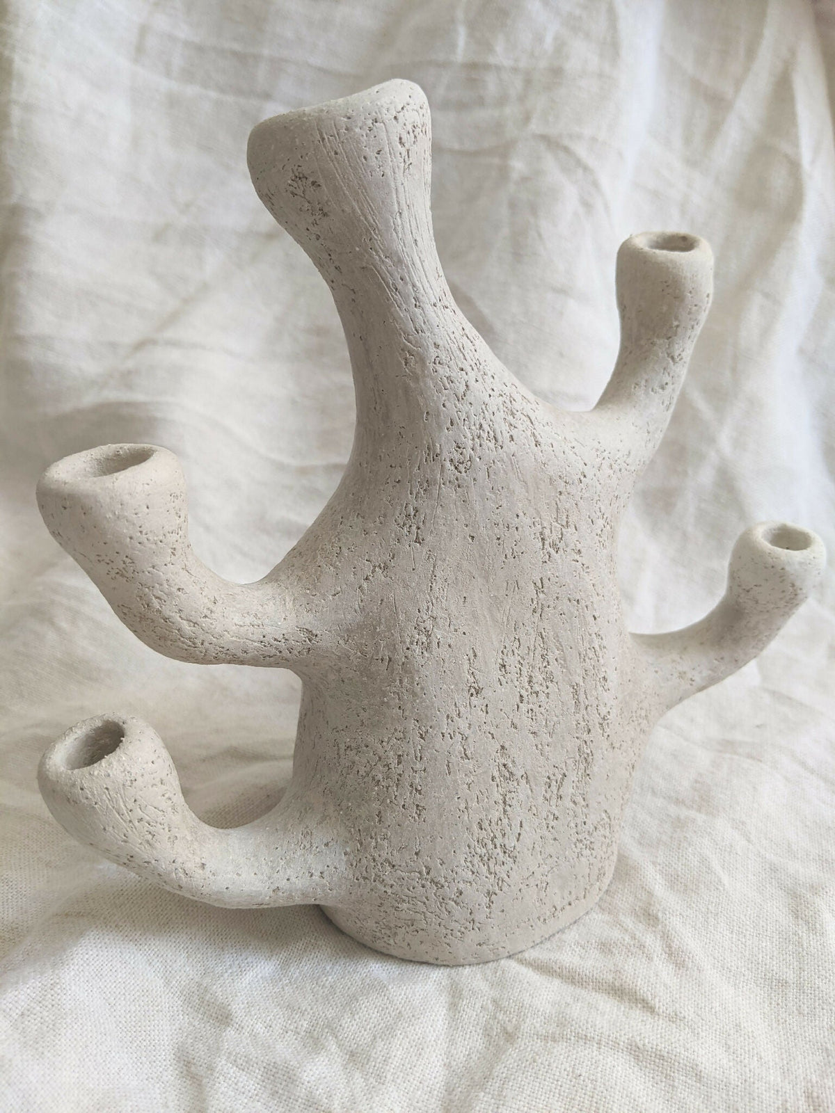 Vase sculpture corail beige en céramique, contours irréguliers et ouvertures multiples