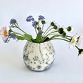 Vase boule en raku blanc à éclats noirs, bord évasé pour bouquets
