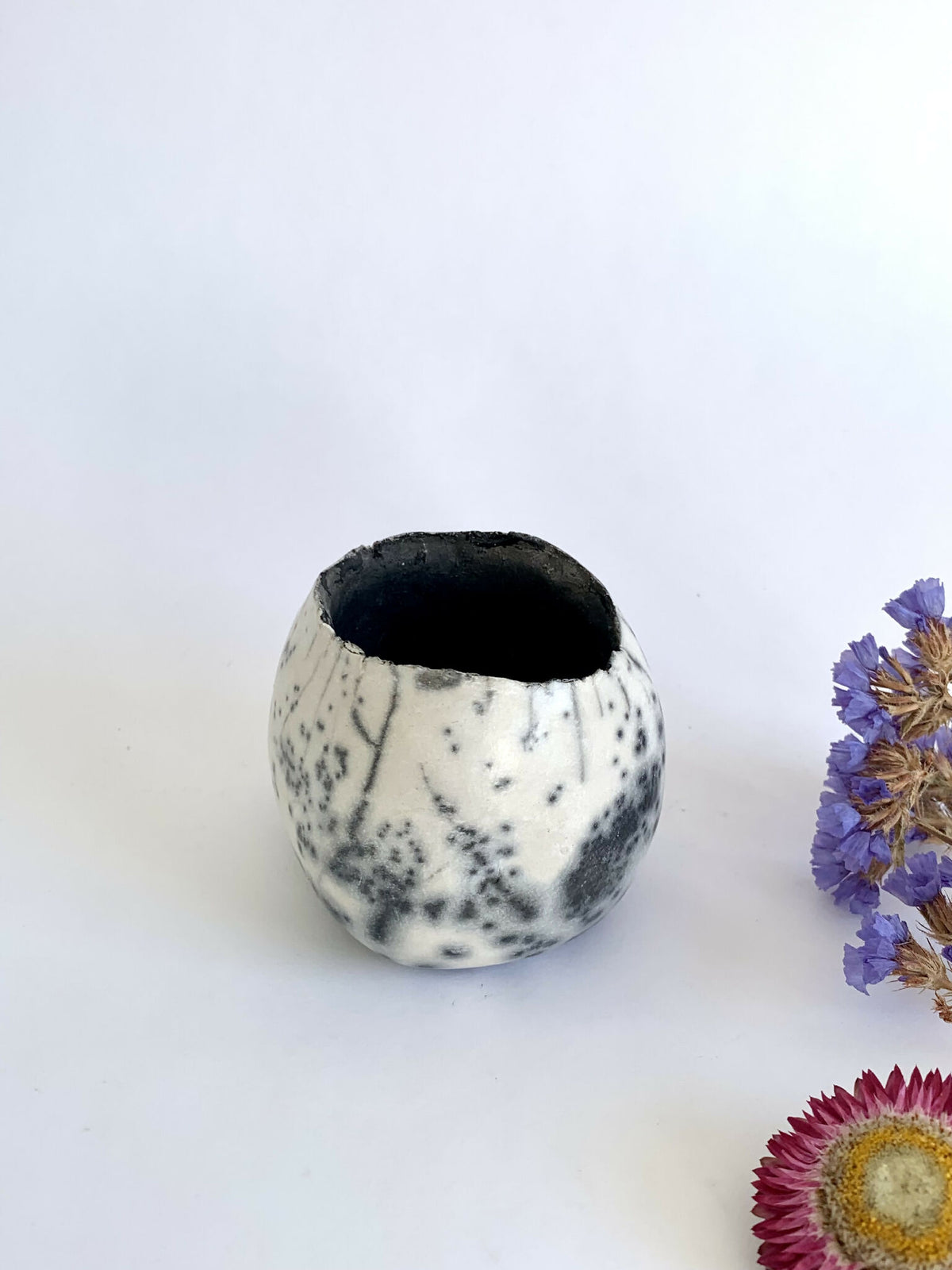 Vase boule en raku blanc tacheté de noir, ouverture noire